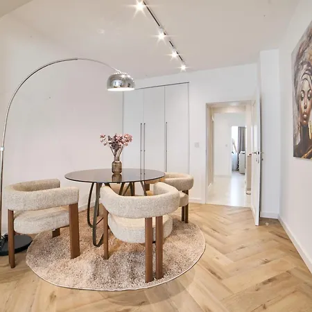Historical Luxurious 1bdr Lift 아파트 *