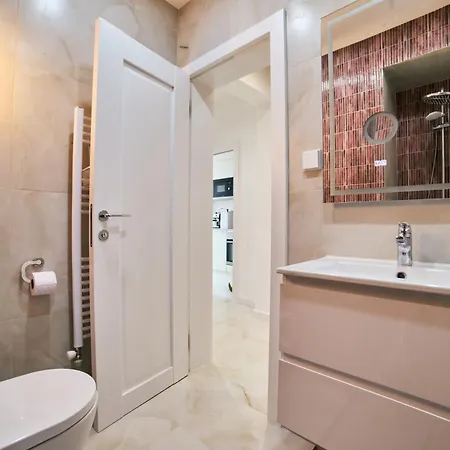 Historical Luxurious 1bdr Lift 아파트 *